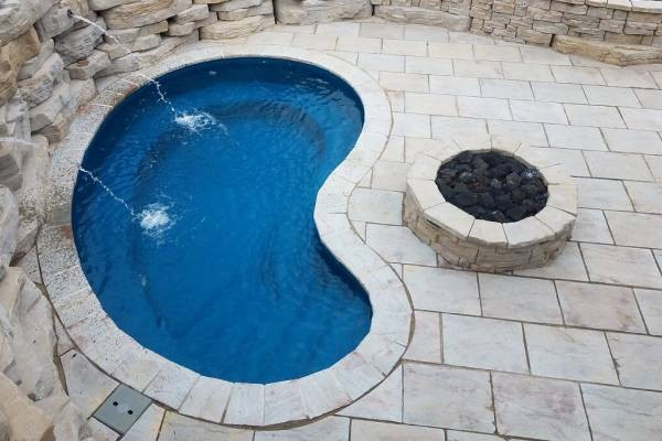 Luxury pool with spa: Copano Pools and Spas
